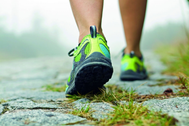 Voordelen van wandelen op lichaam en geest: wandelschoenen zijn het enige benodigde